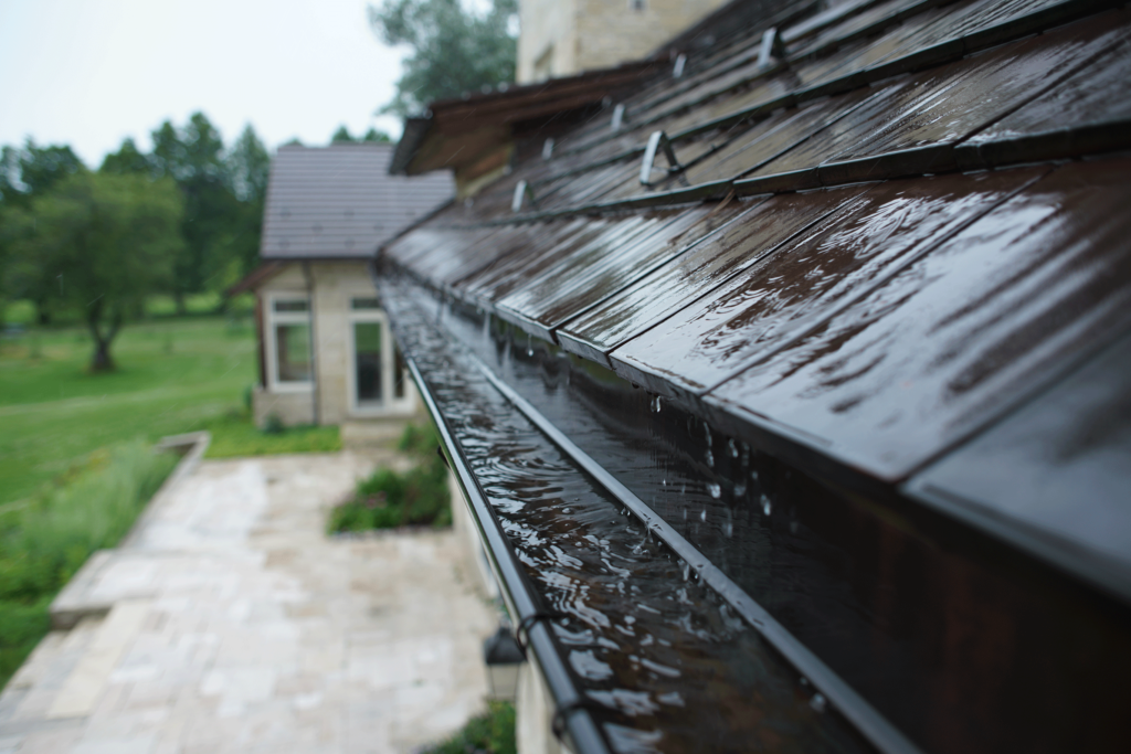 eau de pluie dans une gouttière